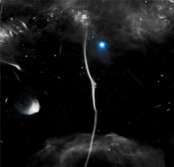 高速天体撞裂银河“肋骨”，扭曲磁场！