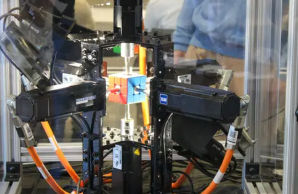 学生团队0.103秒刷新机器人魔方还原纪录