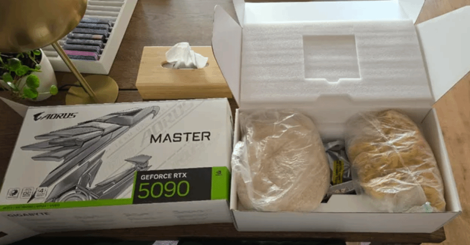 男子攒钱一年买RTX 5090:打开后居然是面条和大米!
