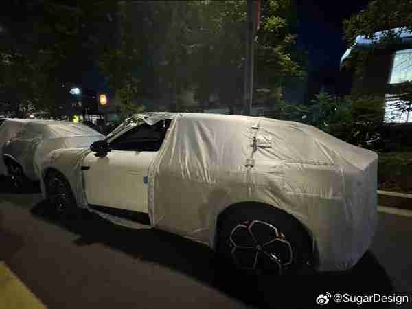 月底发布!小米YU7白色实车谍照曝光 经典“白加黑”配色