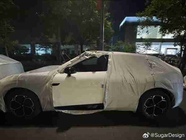 月底发布！小米YU7白色实车谍照曝光 经典“白加黑”配色 