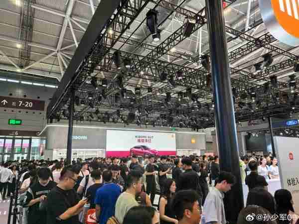 雷军缺席 粤港澳小米汽车展台依旧爆满 YU7又成了？