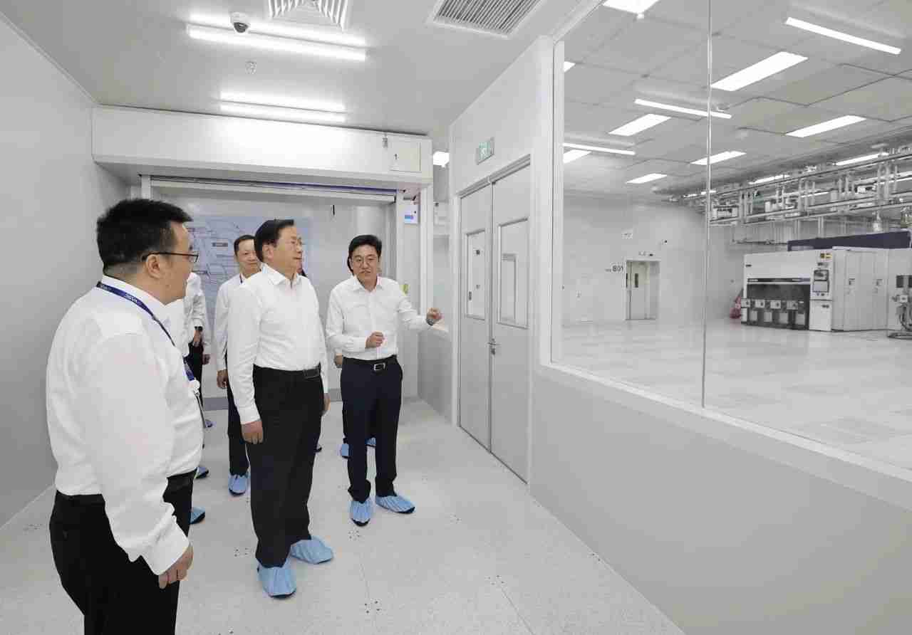 长飞先进武汉基地首片晶圆正式下线