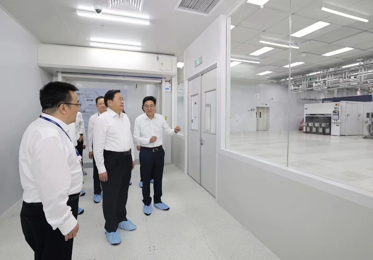 长飞先进武汉基地首片晶圆下线