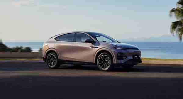 国外一台小鹏G6被火箭发动机残骸击中 车头都被砸没了