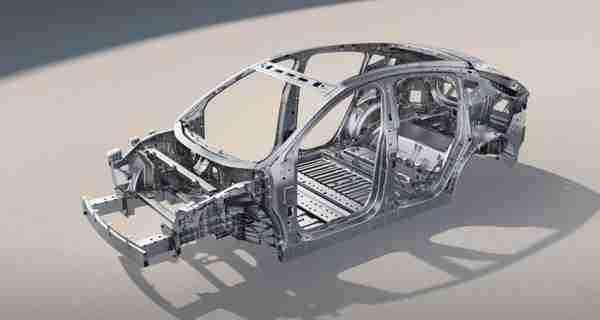 国外一台小鹏G6被火箭发动机残骸击中 车头都被砸没了