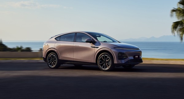 小鹏G6遭火箭残骸撞击车头严重受损