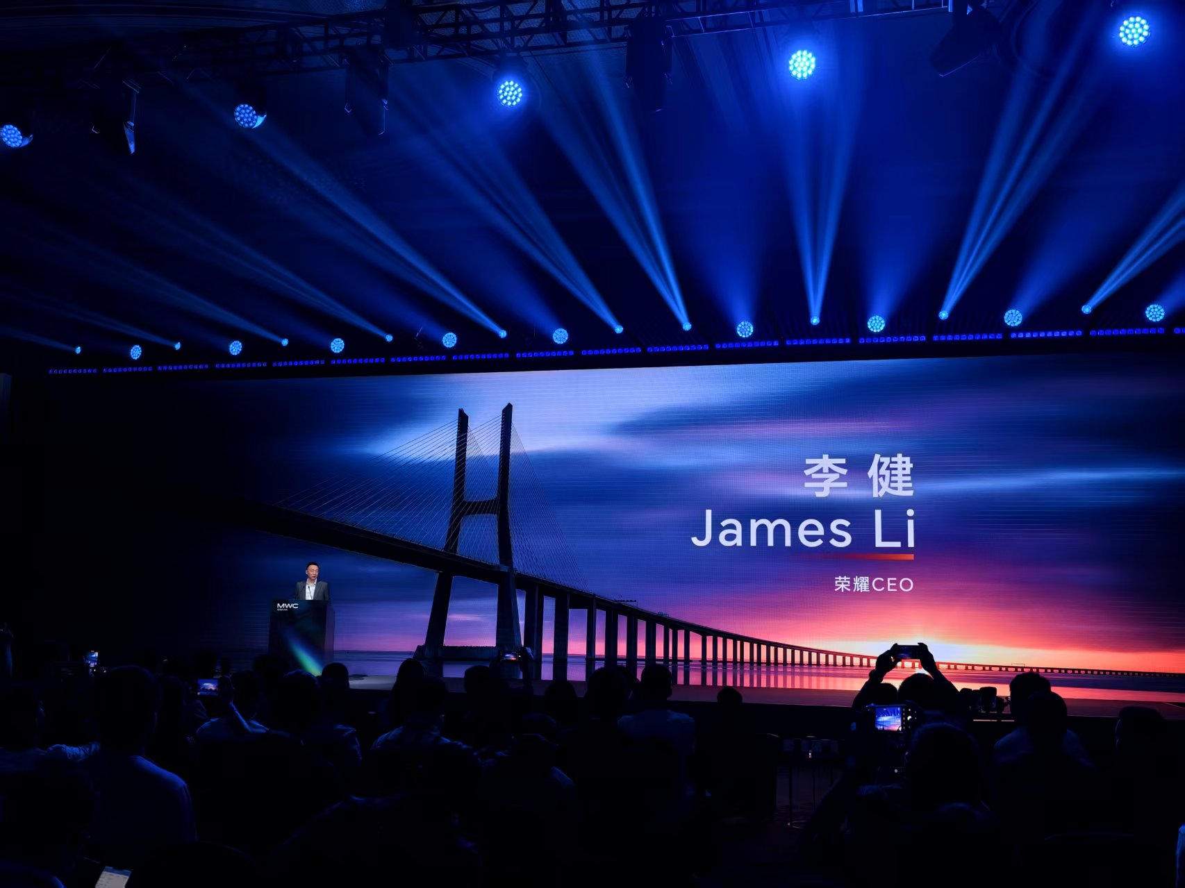 荣耀MagicV5发布在即，AI智能体手机引领潮流