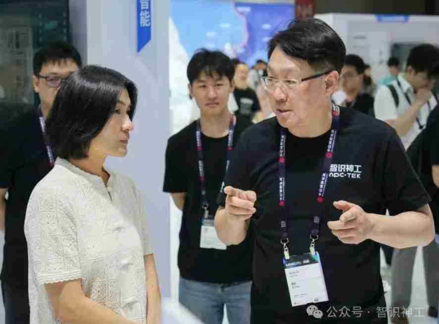 2025 MWC上海开幕首日，智识神工引爆未来科技馆