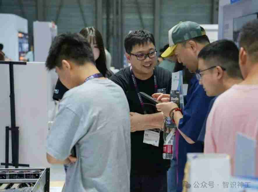 2025 MWC上海开幕首日，智识神工引爆未来科技馆