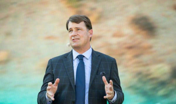 买了小米SU7的福特公司CEO称赞中国电动汽车行业发展