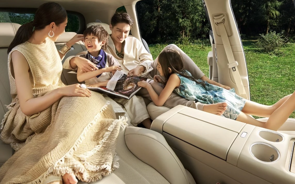 洗脑神曲刷屏全网!“全能车王”问界M8精准“拿捏”三代人