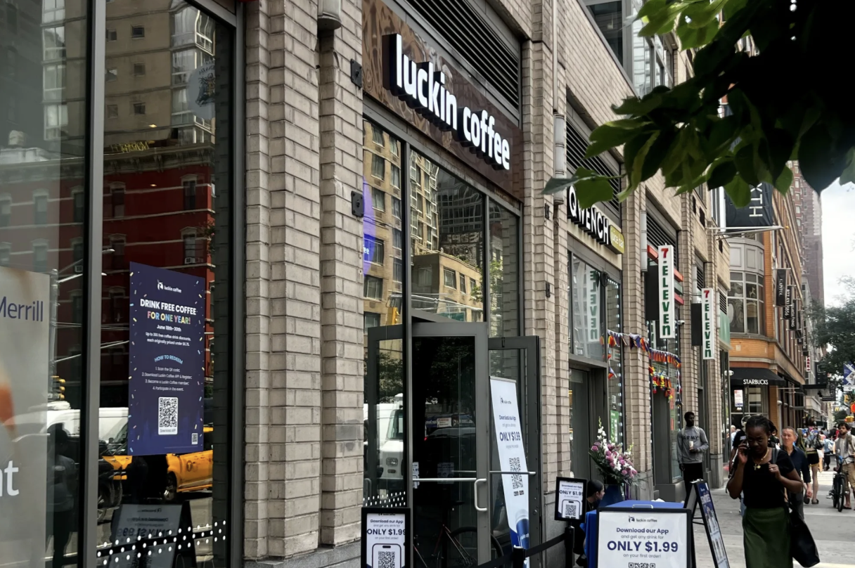 瑞幸咖啡美国市场首批门店开业，布局纽约推出 1.99 美元饮品促销活动