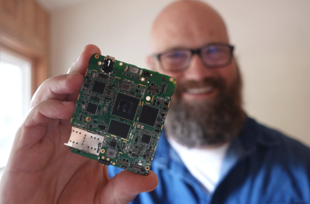 美媒揭秘 1999 美元的“美国制造”手机：配置落后十年，一半客户是政府