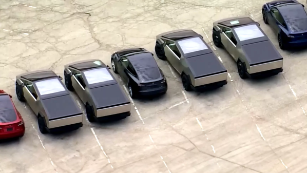 特斯拉库存引担忧 密苏里州一停车场停满未售新车