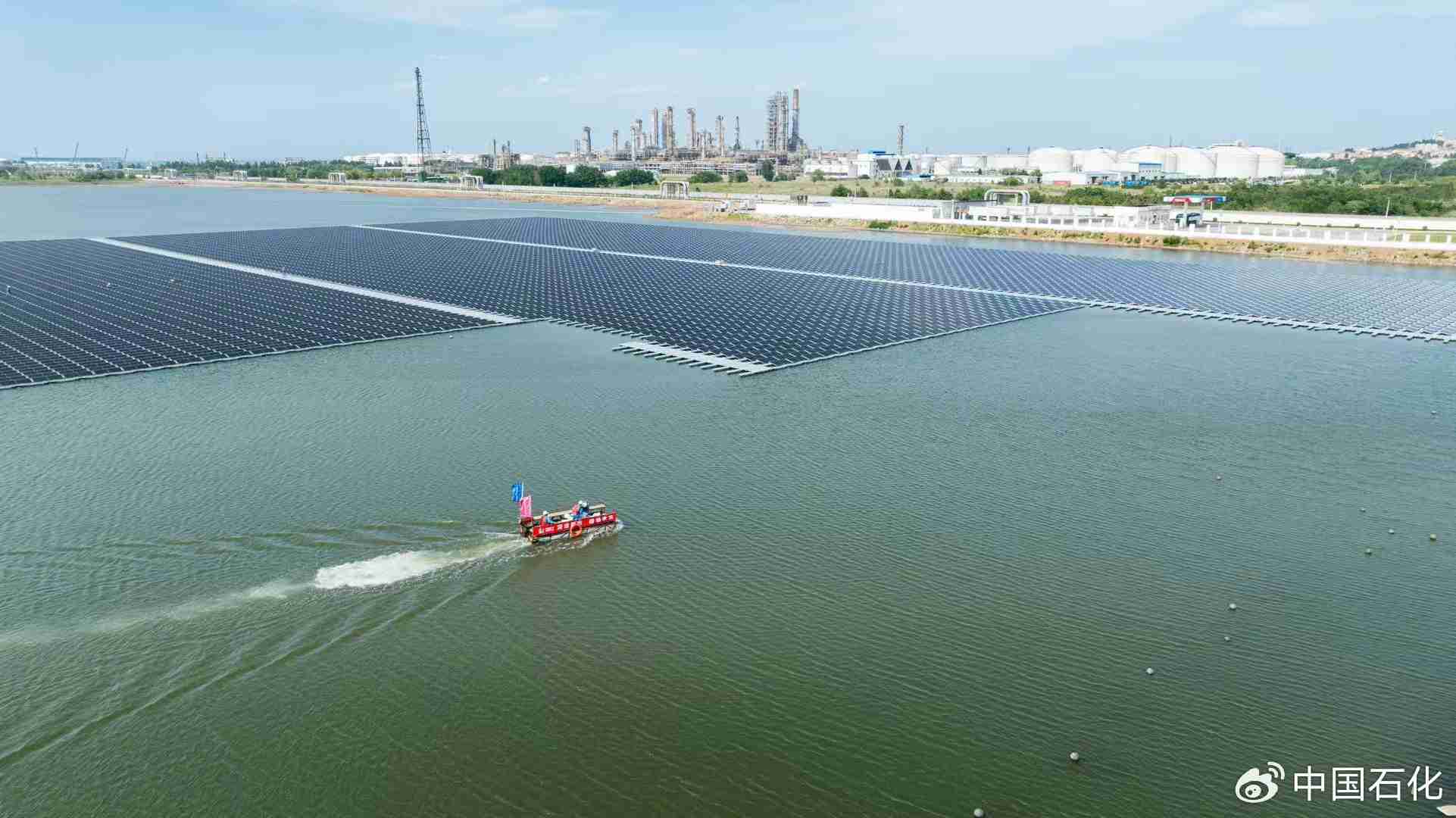 中国首座海水漂浮式光伏项目建成投用,年发绿电 1670 万千瓦时