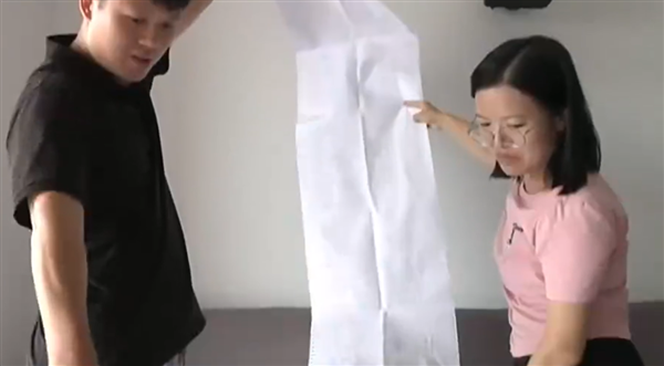 老人两年被扣近9000元话费 中国电信：有2600元扣错了