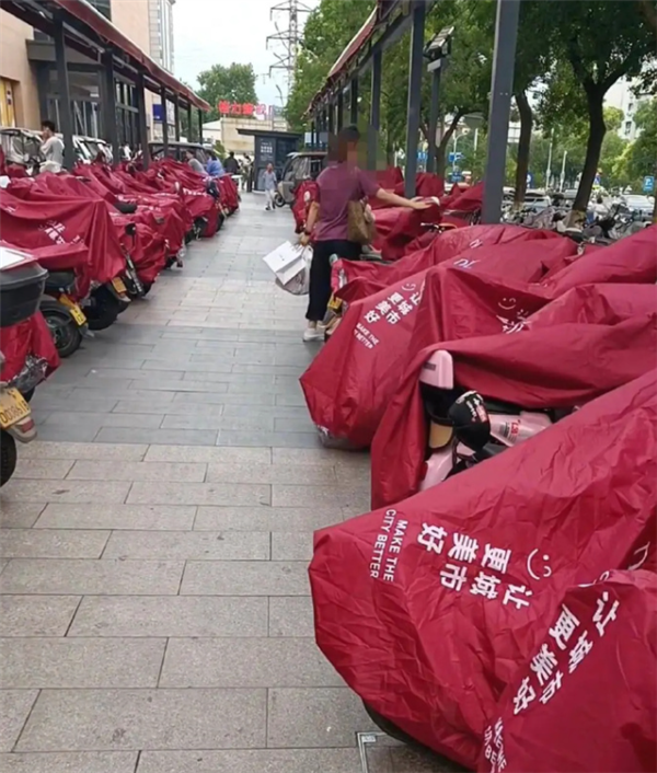 雨天穿雨披获赞，胖东来服务暖心上线