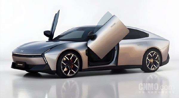 小鹏P7鹏翼版曝光：四门剪刀门设计引热议