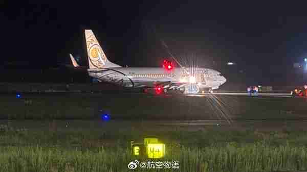 缅甸一波音737客机降落昆明后主起落架折断 趴窝在跑道