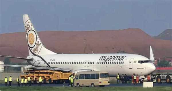 缅甸一波音737客机降落昆明后主起落架折断 趴窝在跑道
