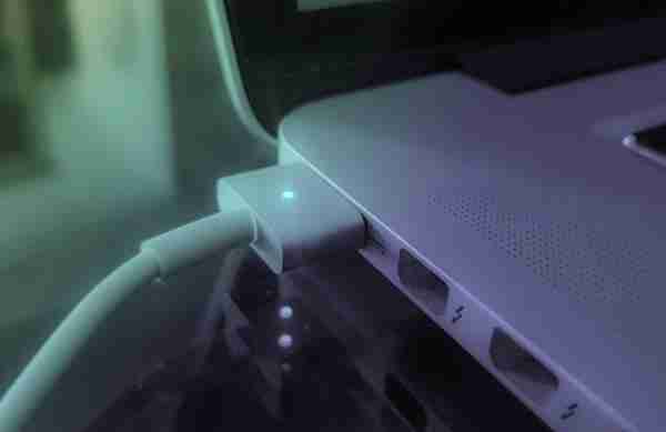 戴尔笔记本开机黑屏但指示灯亮的原因与解决方法