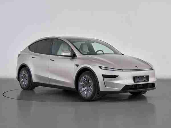 特斯拉Model Y L细节配置曝光:二排小桌 电磁可变悬架