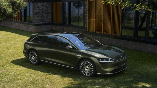 享界S9T亮相，豪华车阵容再升级