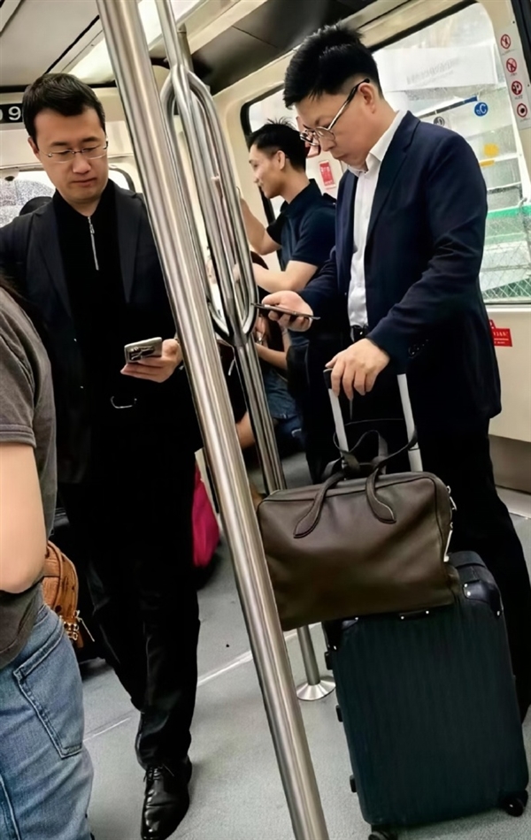 余承东机场偶遇，网友晒合照瞬间