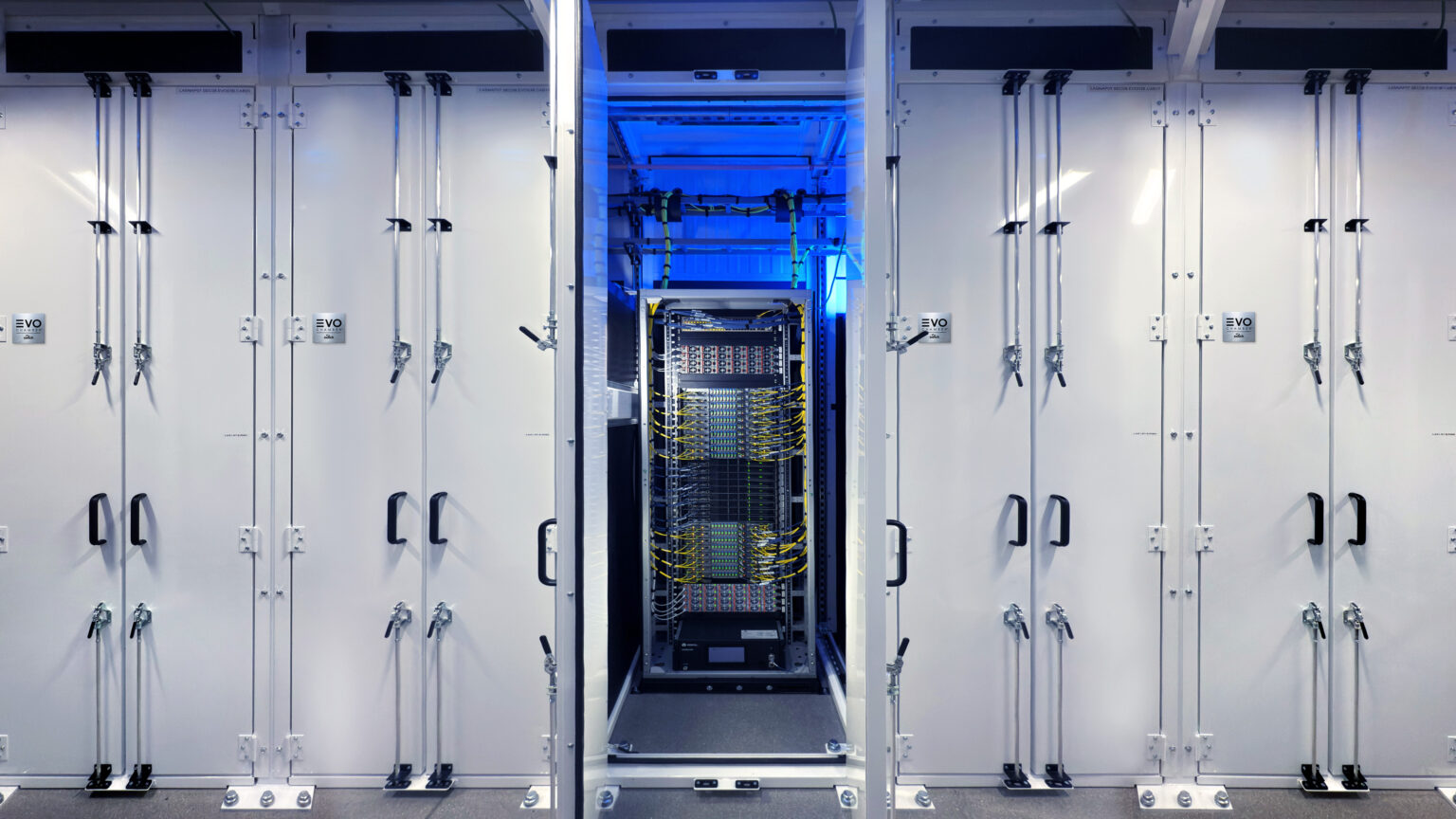 CoreWeave部署英伟达GB300NVL72系统