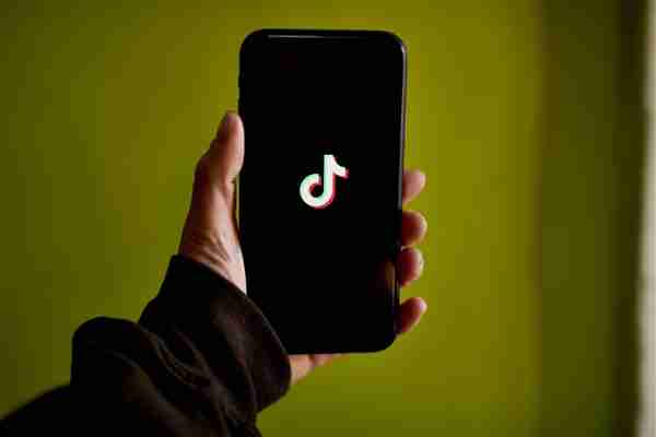 周杰伦入驻抖音:15分钟涨粉5万 概念股一度翻倍