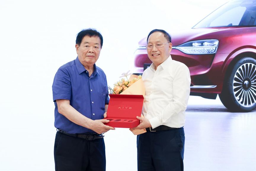 问界M9致敬新教育，福耀科大交车仪式举行