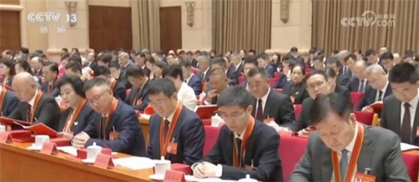 宇树科技王兴兴李想登《新闻联播》表彰大会