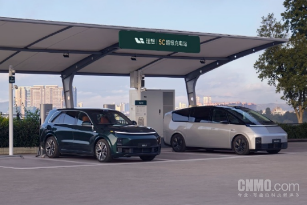 7月上市！理想i8蓝、白、灰三色实车曝光 你喜欢哪款？