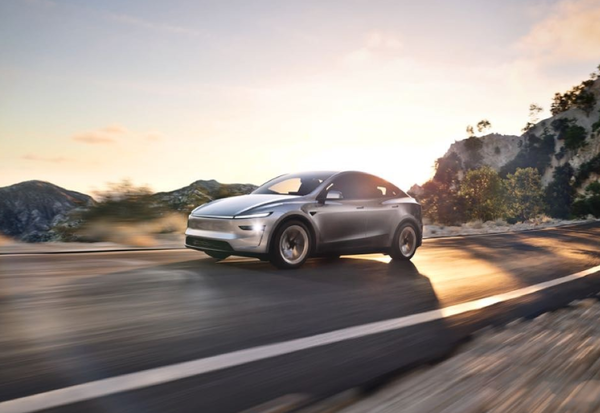 美股三大指数低开，特斯拉暴跌7%