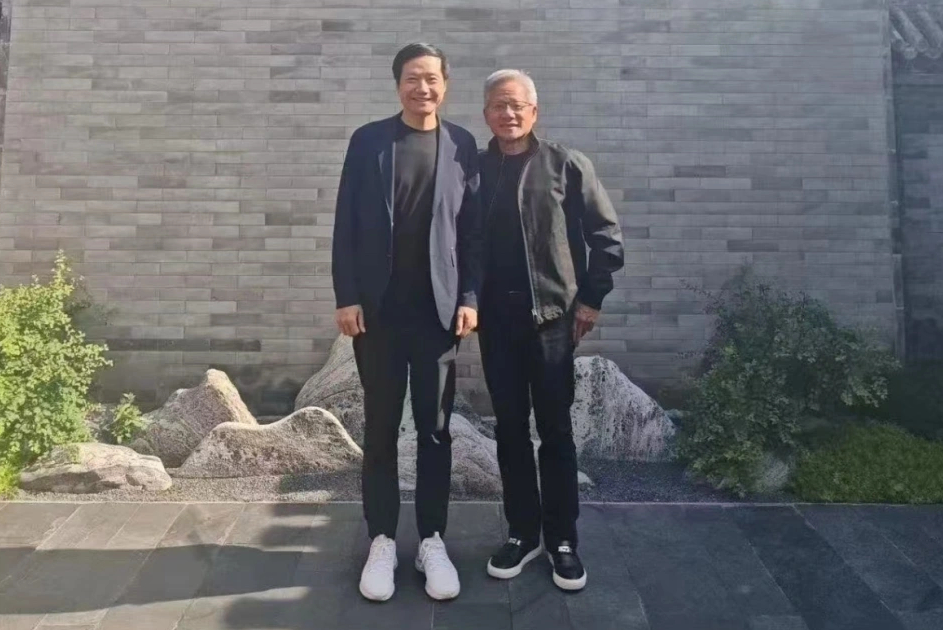 黄仁勋和雷军在小米 SU7 Ultra 旁合影曝光