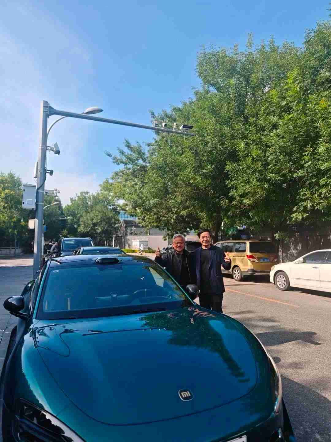 黄仁勋和雷军在小米 SU7 Ultra 旁合影曝光