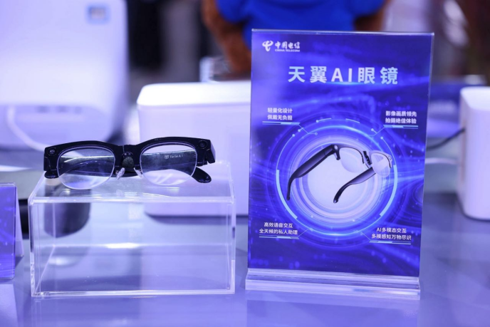 中国电信天翼AI发布首款AI眼镜，星辰大模型开启第一视角智能交互新时代