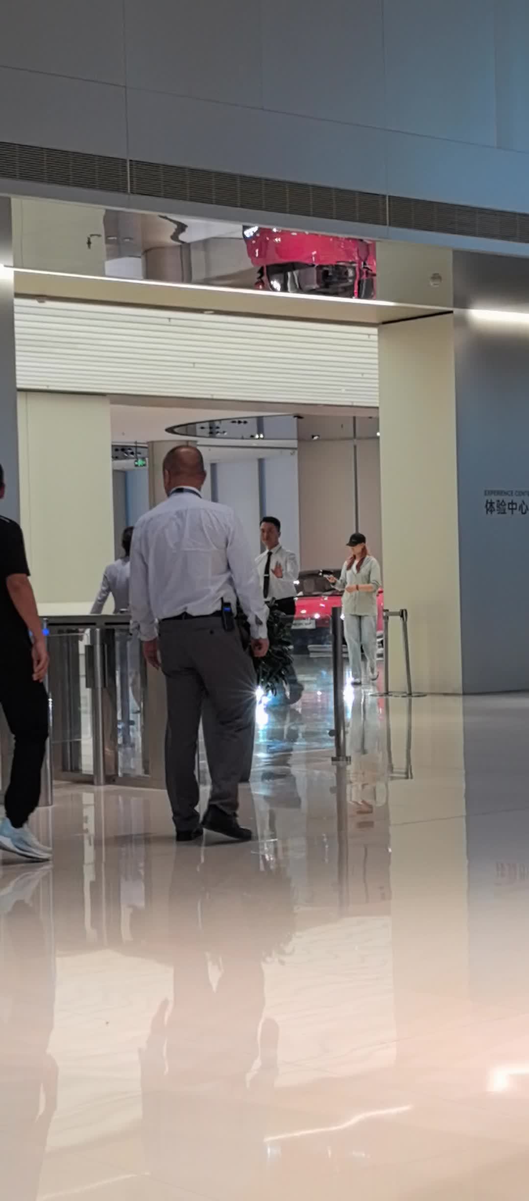 王传福探访小米工厂，雷军亲自接待