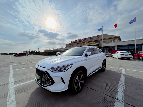 比亚迪智驾升级，鸿蒙智行推出智能泊车险