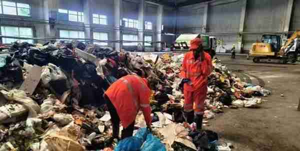 当事女游客非干部!环卫4小时翻8吨垃圾给儿童找手表 官方称会奖励谁求助都帮