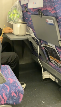 乘客在高铁上用电煮锅,12306 回应“可携带但禁止使用”