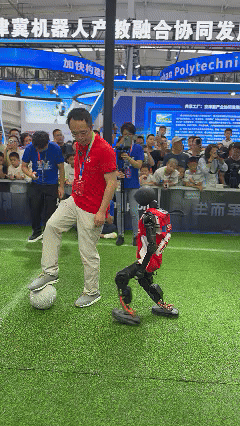 周鸿祎跟机器人踢足球 网友：国足希望就寄托到机器人身上了