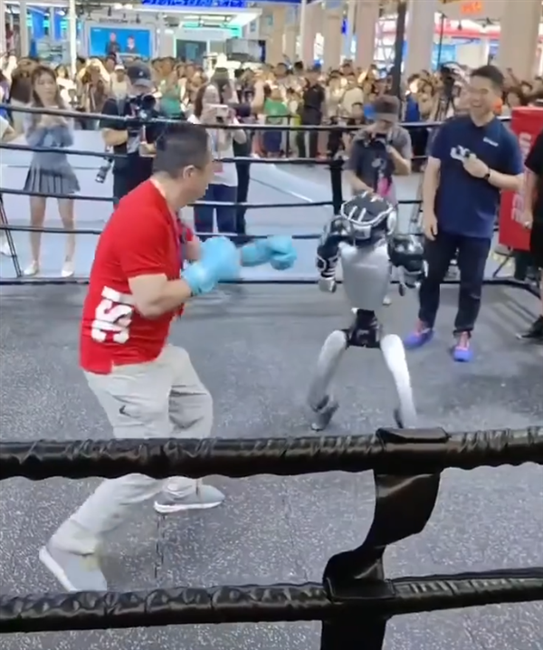 周鸿祎和机器人擂台打拳：红衣教主一拳、一脚放倒机器人