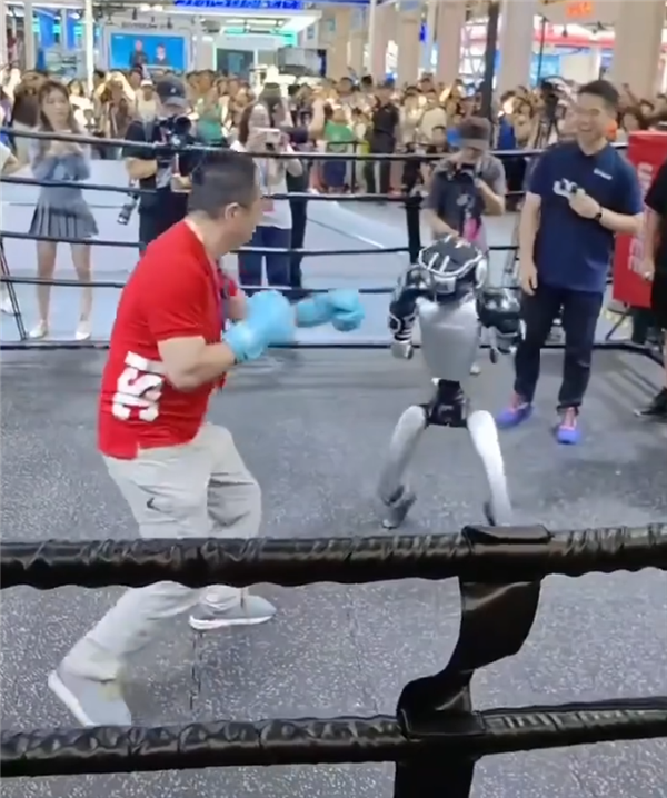 周鸿祎与机器人对战：红衣教主拳脚赢了