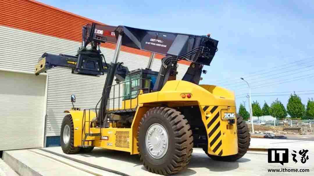 全球首台：我国专为储能领域定制的 65 吨级正面吊投入使用