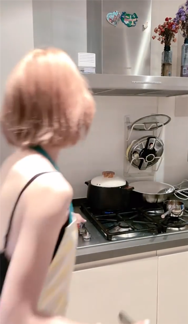 赵露思直播忘关煤气网友提醒后感谢回应