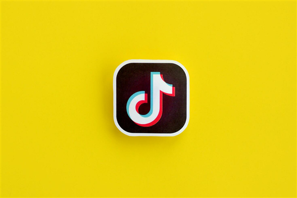 撞脸大S走红女生删除露脸视频：别烦我