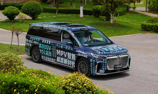 2026款岚图梦想家谍照曝光：瀑布式格栅+大尺寸轮毂