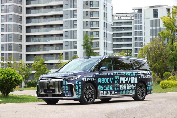 2026款岚图梦想家谍照曝光：大轮毂瀑布格栅